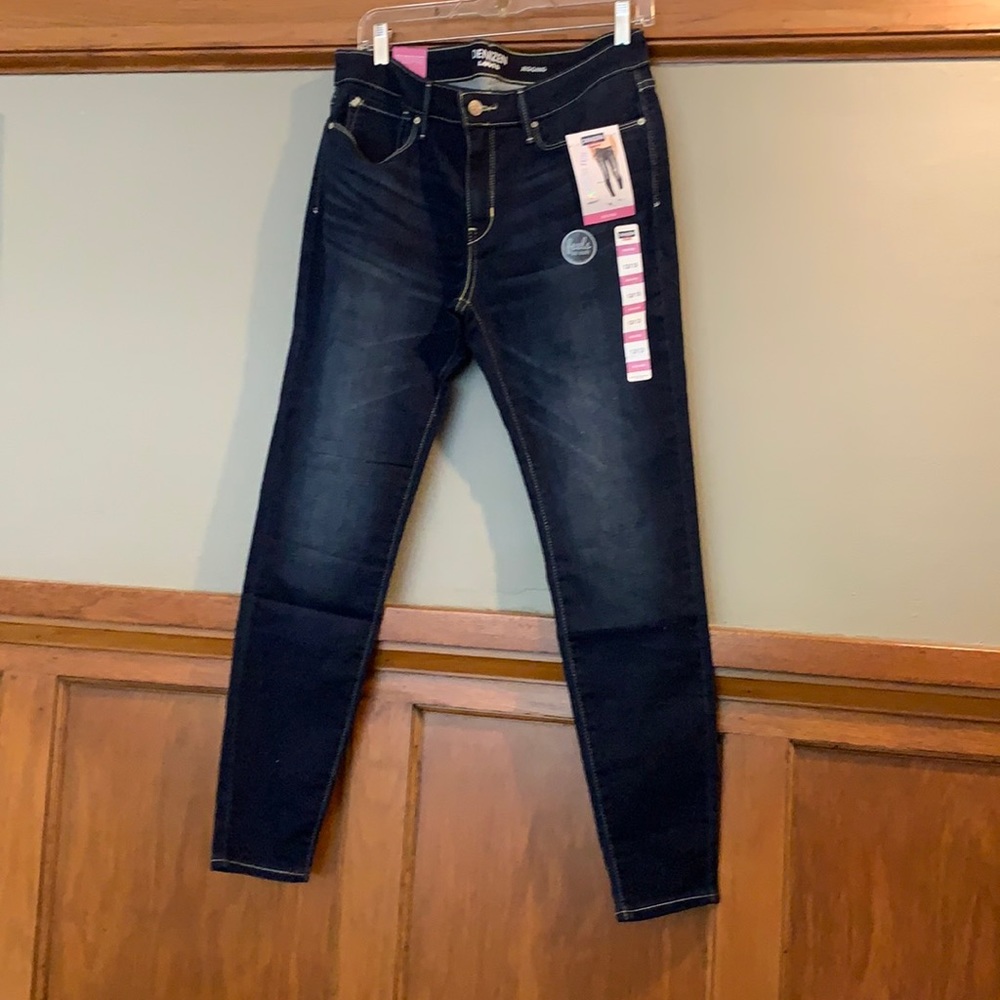 NWT Levi’s Denizen dark rinse jegging